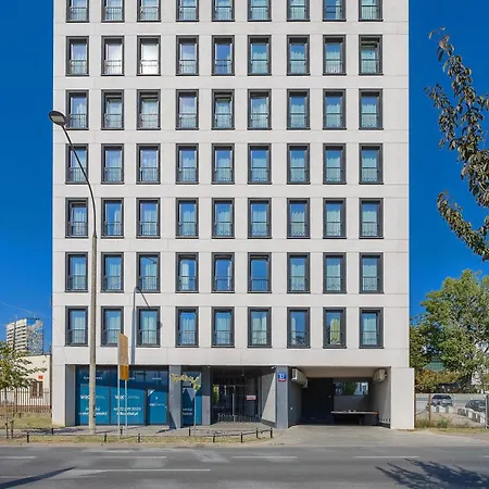Bright With Air Conditioning Close To The Metro Station And Pge By Renters