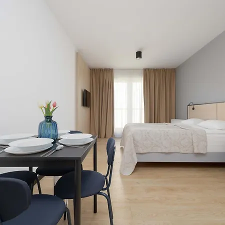 Bright With Air Conditioning Close To The Metro Station And Pge By Renters דירה ורשה