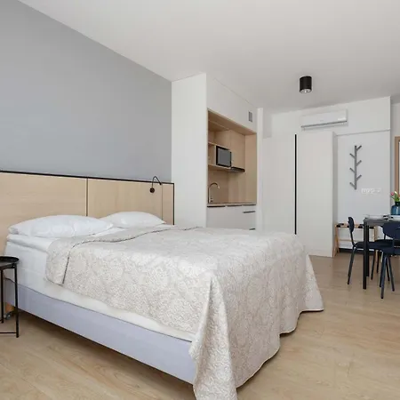 Bright With Air Conditioning Close To The Metro Station And Pge By Renters דירה