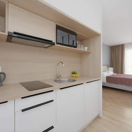 Bright With Air Conditioning Close To The Metro Station And Pge By Renters דירה