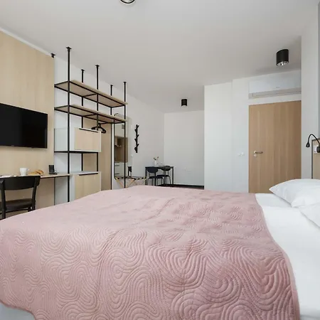 Bright With Air Conditioning Close To The Metro Station And Pge By Renters * ורשה