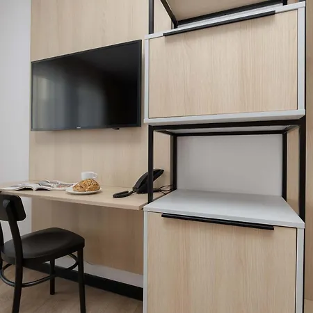 Bright With Air Conditioning Close To The Metro Station And Pge By Renters דירה *
