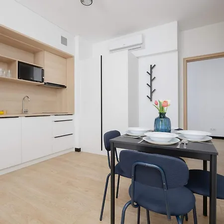 Bright With Air Conditioning Close To The Metro Station And Pge By Renters דירה *