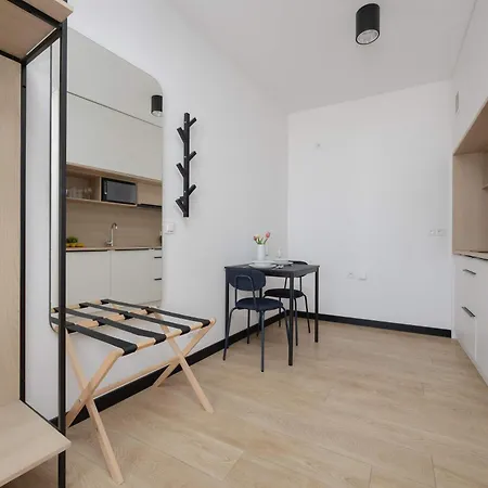 Bright With Air Conditioning Close To The Metro Station And Pge By Renters *