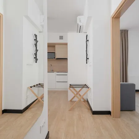 Bright With Air Conditioning Close To The Metro Station And Pge By Renters דירה ורשה