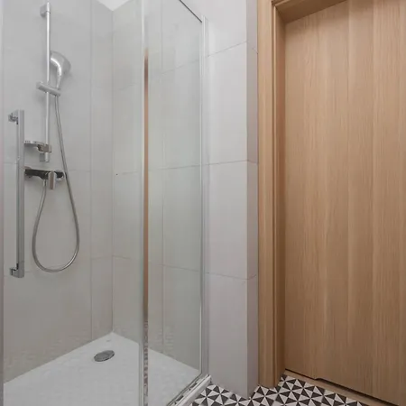 Bright With Air Conditioning Close To The Metro Station And Pge By Renters