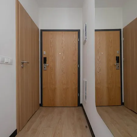 Bright With Air Conditioning Close To The Metro Station And Pge By Renters דירה