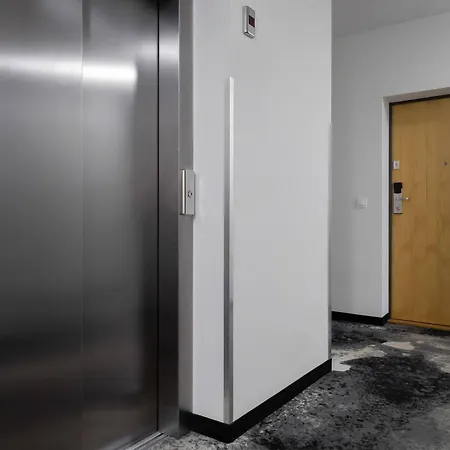 Bright With Air Conditioning Close To The Metro Station And Pge By Renters *