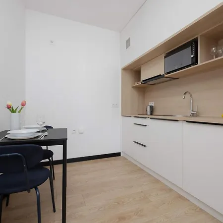 Bright With Air Conditioning Close To The Metro Station And Pge By Renters דירה ורשה
