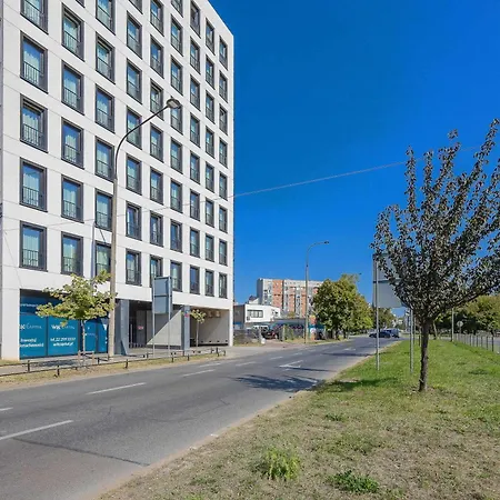 Bright With Air Conditioning Close To The Metro Station And Pge By Renters