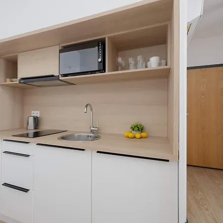 Bright With Air Conditioning Close To The Metro Station And Pge By Renters