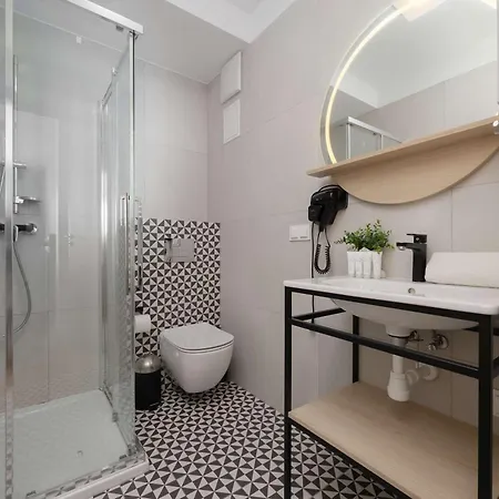 Bright With Air Conditioning Close To The Metro Station And Pge By Renters דירה ורשה