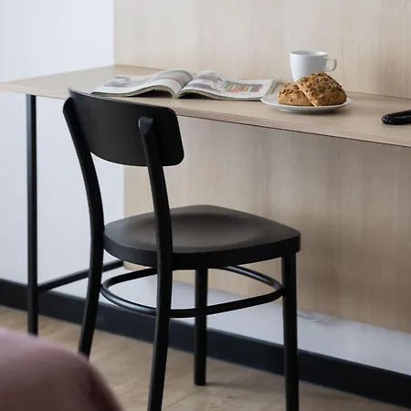 Bright With Air Conditioning Close To The Metro Station And Pge By Renters ורשה